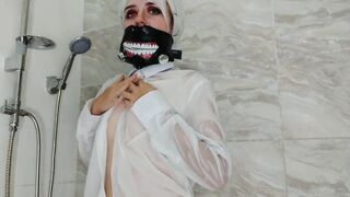 Tokyo Ghoul-Sexy cosplayer caresses herself through a wet sh