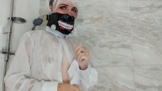 Tokyo Ghoul-Sexy cosplayer caresses herself through a wet sh