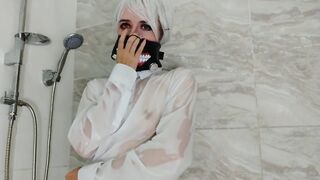 Tokyo Ghoul-Sexy cosplayer caresses herself through a wet sh