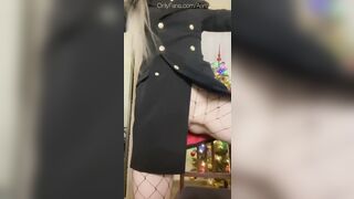 Tik Tok Girl's Christmas Ass & Pussy Flash in Sexy Fishnets