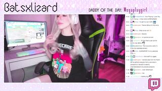 Twitch Streamer Megaplaygirl got Naked while Playing League of Legends Fucking while still Online