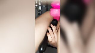 SOLA METIÉNDOSE UN DILDO EN FORMA DEL PENE DEL AMIGO DE SU NOVIO