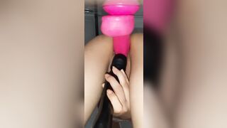 SOLA METIÉNDOSE UN DILDO EN FORMA DEL PENE DEL AMIGO DE SU NOVIO