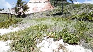 Clara Brazil peladinha na praia deserta