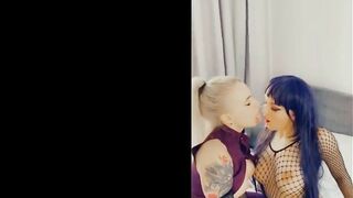 Naruto girls’ hot make-out (Hinata and Ino)