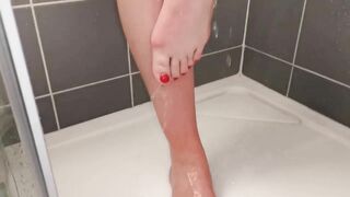 Petite salameche Fétichisme des pieds dans la douche admire mes pieds , vernis rouge snapchat