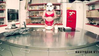 Stormtrooper try to coocking but squirt on the kitchen