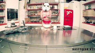 Stormtrooper try to coocking but squirt on the kitchen