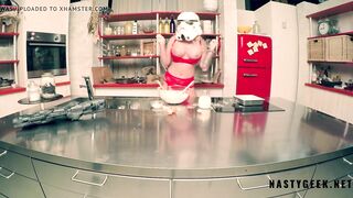 Stormtrooper try to coocking but squirt on the kitchen