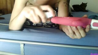 blonde excitée qui joue avec dildo