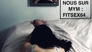 Elle touche sa chatte toute humide jusqu à l orgasme