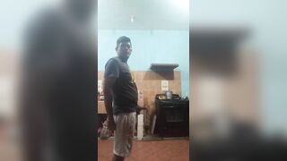 VERGA PARADA BAJO LA ROPA Y ME LA SACO (SALGO COMPLETO