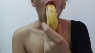 SUCKING BANANA