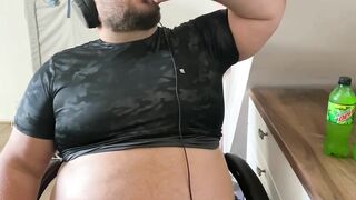 Twitch Streamer gains weight! Fat and Gassy livestream sponsored chuggings