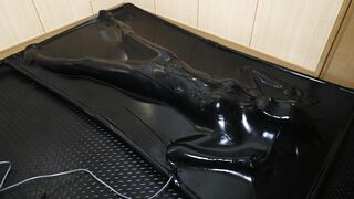 【latex】着ぐるみバキュームベッド拘束【個人撮影】