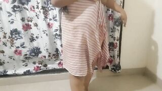 HOT NAUGHTY BHABHI IN TOWEL AFTER HER BATH..