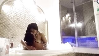 Me la cojo rico en el jacuzzi y se cae no aguanta ya sus piernas de tantos orgasmos