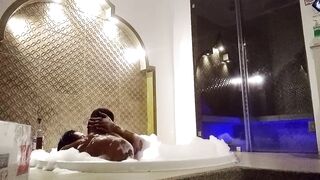 Me la cojo rico en el jacuzzi y se cae no aguanta ya sus piernas de tantos orgasmos