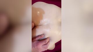 Cumshot on MILF juicy ass