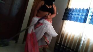 Gujarati aunty ko mast chudai jab ghar mene jhado lagaty hu (indian desi aunty in saree gets anal fucked by a guy)