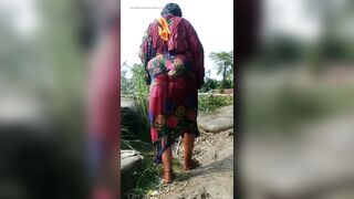 My fat wife He is take a shower in river