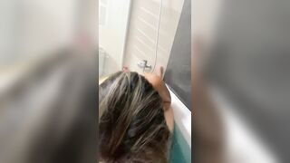 Le doy una mamada bien rica en la bañera a mi novio después del trabajo