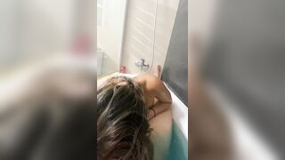 Le doy una mamada bien rica en la bañera a mi novio después del trabajo