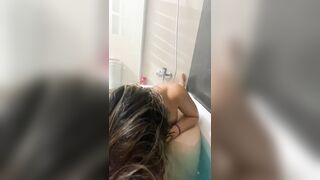 Le doy una mamada bien rica en la bañera a mi novio después del trabajo