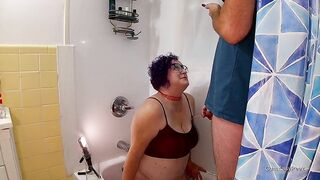 Andy gets a nice closeup of Liza pissing before cumming on her face and giving her a golden shower